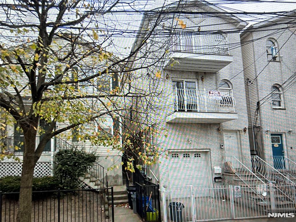 117 Armstrong Ave 1, Jersey City, New Jersey - 3 Bedrooms  
2 Bathrooms  
7 Rooms - 