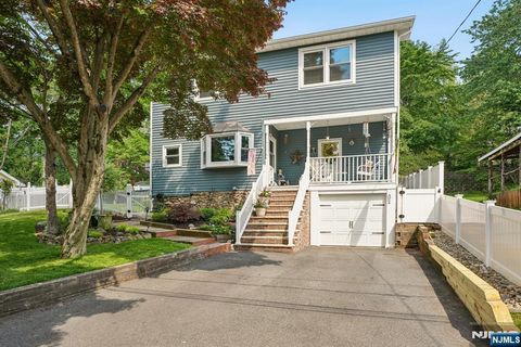 Photo of 11 Lake Trail, Wayne, NJ 07470 (MLS # 26019480)