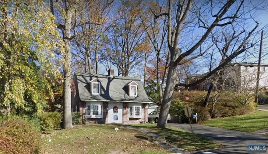 Attention all investors, bargain seekers and buyers looking to make a blank slate their home in a million $$ + neighborhood! This property awaits your creativity and skills to bring it back to life. This is an Estate Sale that is being sold strictly "AS IS". Serious buyer only!! No more showings, multiple offers!