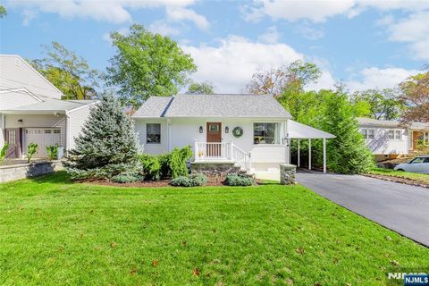 Photo of 28 Minnehaha Boulevard, Oakland, NJ 07436 (MLS # 25037171)