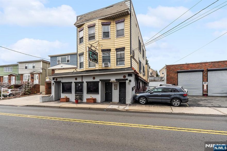 The Space & Terms: Located in a high-visibility area, this establishment offers a comfortable and intimate atmosphere for patrons. Capacity: Accommodates 89 people. Monthly Rent: $4,250/month. Included in Rent: Water (Tenant responsible for electricity). The Assets (Included in Sale) The sale doesn't just include the Liquor License; you are acquiring a complete inventory of top-tier equipment and furnishings: State-of-the-Art Kitchen: Fully equipped with commercial ovens, refrigerators, high-quality pots, pans, and all necessary utensils. Bar & Lounge: Custom bar area with barstools and a curated layout. Climate Control: Three (3) high-efficiency AC and heating split units to ensure year-round comfort. Entertainment: Three (3) TVs and a jukebox for a premium guest experience. This is a perfect fit for an entrepreneur looking to minimize startup friction. Between the included kitchen fixtures and the established liquor license, the heavy lifting has already been done. Simply bring your concept, your menu, and your team to start serving the community immediately. Contact us today for a private showing and further financial details!