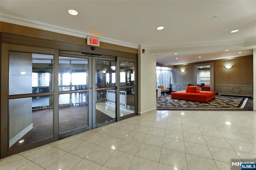 Photo of 2200 N Central Road #10 J, Fort Lee, NJ 07024 (MLS # 25038501)