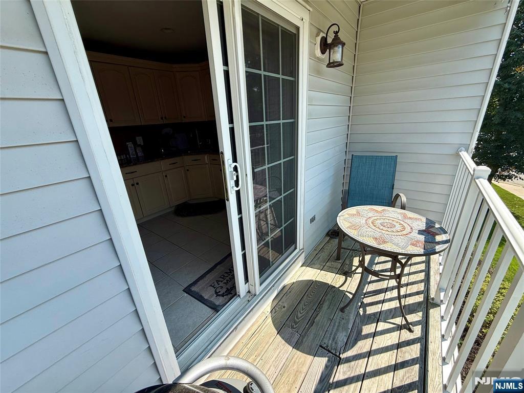 Mahwah, New Jersey 07430, United States, 2 Bedrooms Bedrooms, ,3 BathroomsBathrooms,Residential,Pending,181736