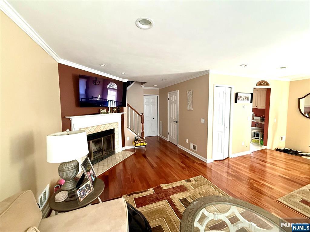 Mahwah, New Jersey 07430, United States, 2 Bedrooms Bedrooms, ,3 BathroomsBathrooms,Residential,Pending,181736