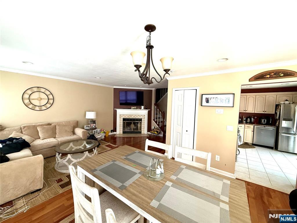 Mahwah, New Jersey 07430, United States, 2 Bedrooms Bedrooms, ,3 BathroomsBathrooms,Residential,Pending,181736
