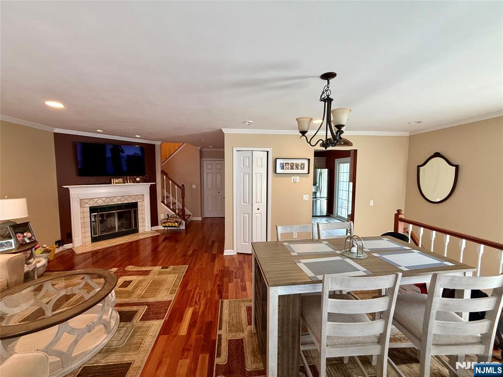 Mahwah, New Jersey 07430, United States, 2 Bedrooms Bedrooms, ,3 BathroomsBathrooms,Residential,Pending,181736