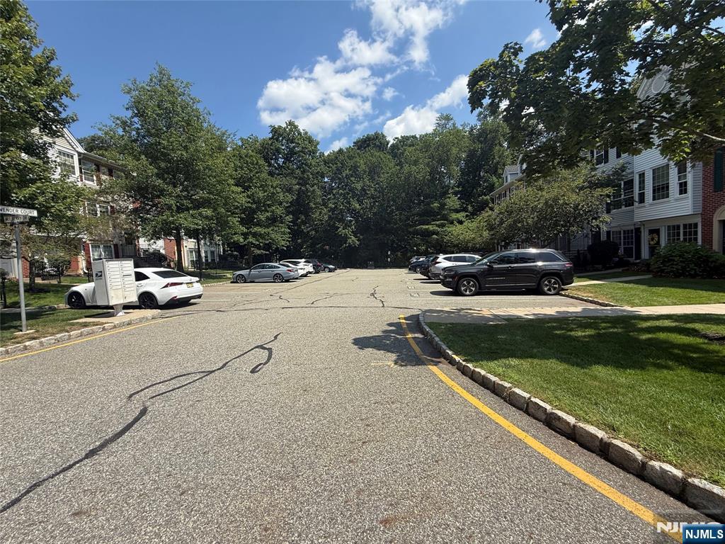 Mahwah, New Jersey 07430, United States, 2 Bedrooms Bedrooms, ,3 BathroomsBathrooms,Residential,Pending,181736