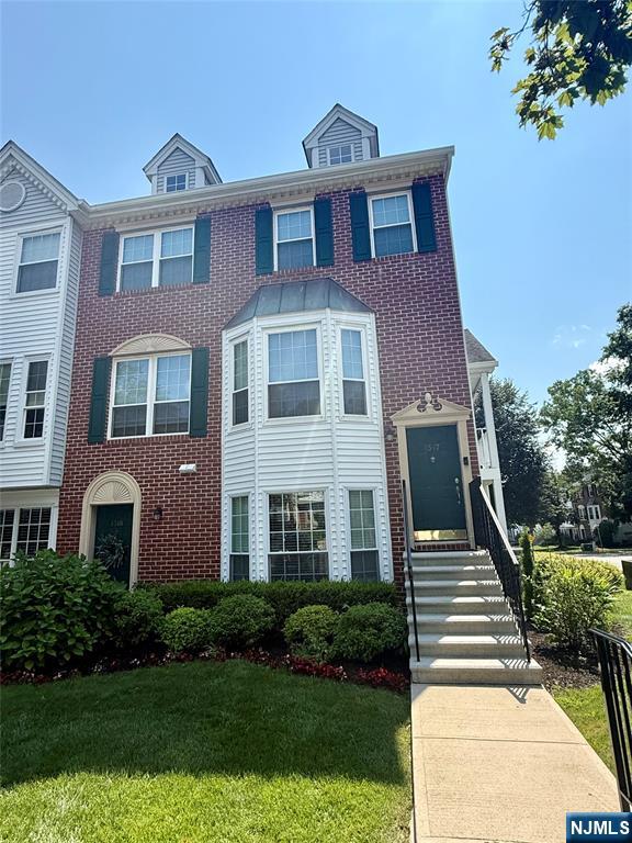 Mahwah, New Jersey 07430, United States, 2 Bedrooms Bedrooms, ,3 BathroomsBathrooms,Residential,Pending,181736