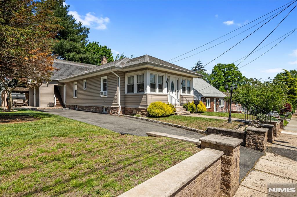 40 Laura Avenue