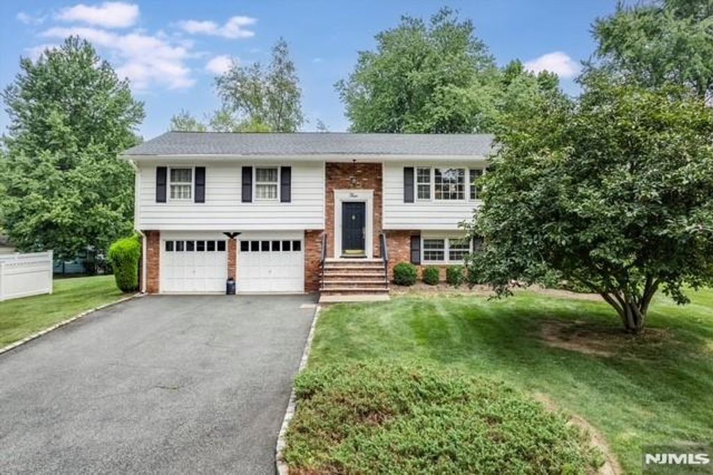 Photo of 4 Williamsburg Drive, Roseland, NJ 07068 (MLS # 25039600)