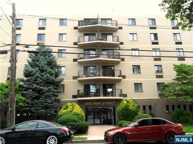 Rental Property at 300 Park St 3A, Hackensack, New Jersey - Bedrooms: 2 
Bathrooms: 1 
Rooms: 3  - $2,450 MO.