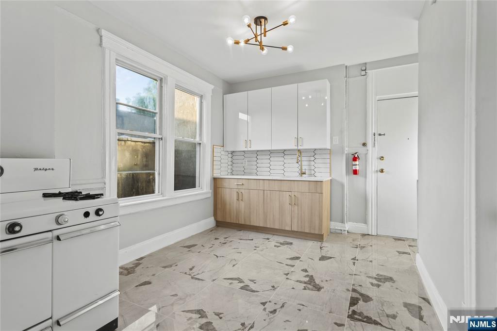 Rental Property at 263 Cliff St 8, Cliffside Park, New Jersey - Bedrooms: 3 
Bathrooms: 1 
Rooms: 3  - $2,300 MO.