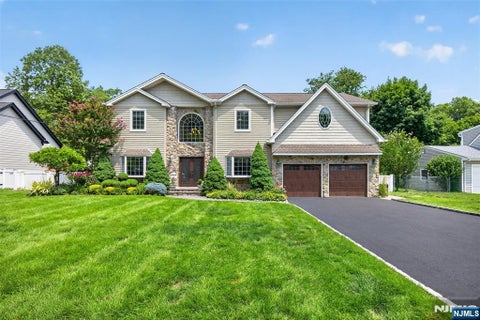 Photo of 33 Crestwood Drive, Glen Rock, NJ 07452 (MLS # 26026287)