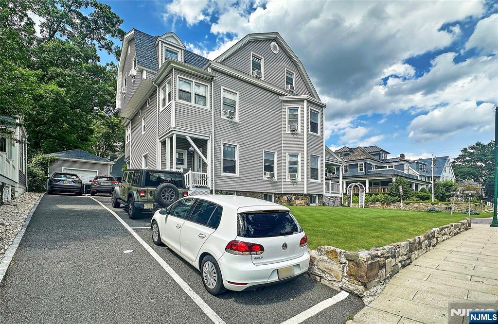 2 Hillside Avenue