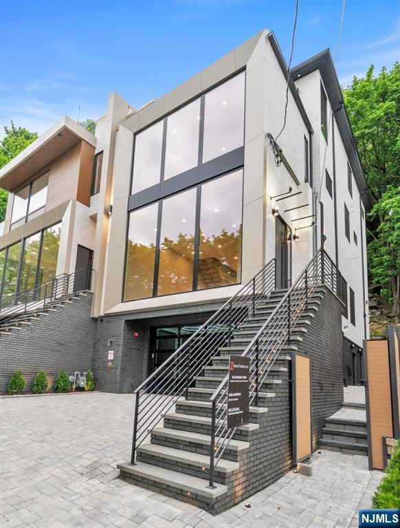 582 Undercliff Avenue, Edgewater, New Jersey - 5 Bedrooms  
6 Bathrooms  
12 Rooms - 
