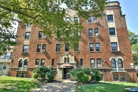 Photo of 303 Hamilton Place #A4, Hackensack, NJ 07601 (MLS # 26018131)