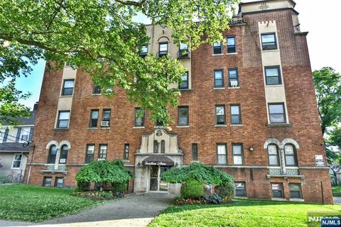 Photo of 303 Hamilton Place #A4, Hackensack, NJ 07601 (MLS # 26018131)