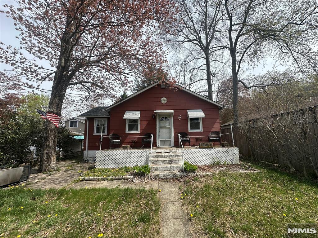 Property for Sale at 6 Passaic Drive, West Milford, New Jersey - Bedrooms: 2 
Bathrooms: 1 
Rooms: 6  - $199,999
