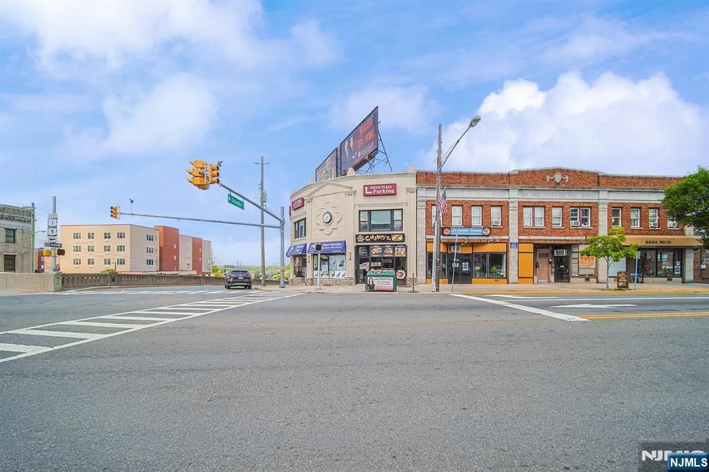 1 W Columbia Avenue 1