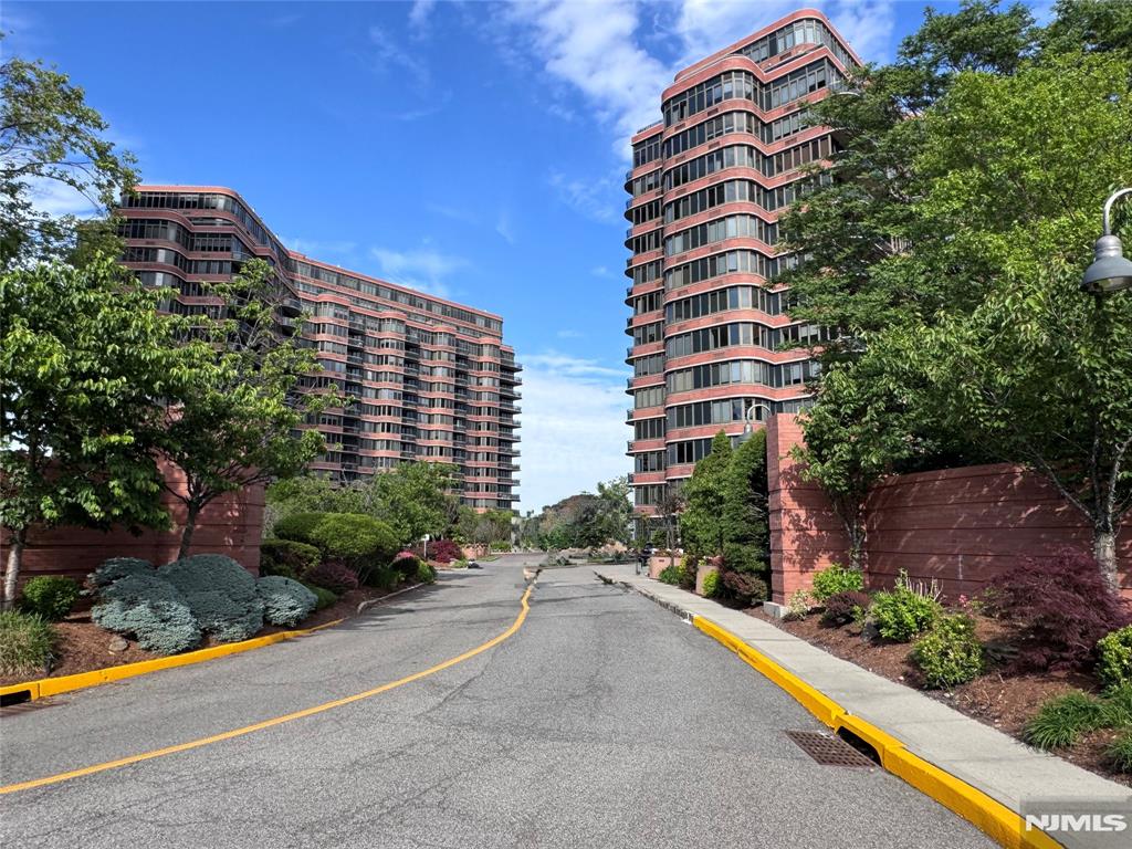 100 Carlyle 5J North