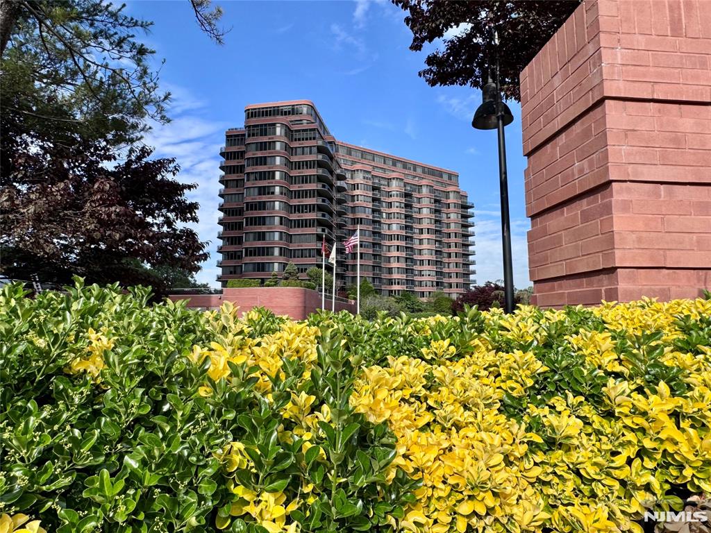 100 Carlyle 5J North