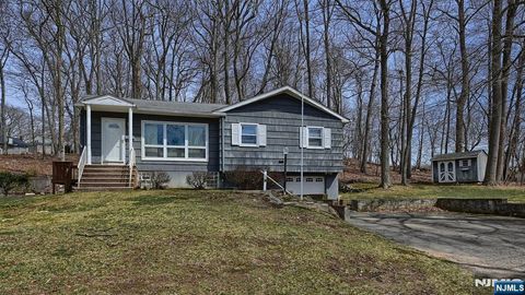 Photo of 96 E Lions Head, Wayne, NJ 07470 (MLS # 26007983)