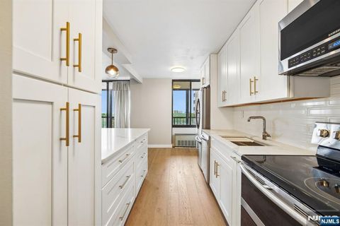 Photo of 300 Winston Drive #923, Cliffside Park, NJ 07010 (MLS # 26015839)