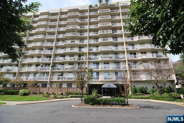 Rental Property at 1077 River Rd 308, Edgewater, New Jersey - Bedrooms: 2 
Bathrooms: 2 
Rooms: 5  - $3,600 MO.