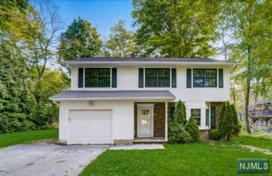 Updated colonial with an open layout! Kitchen and baths recently remodeled. Spetic size unknown.