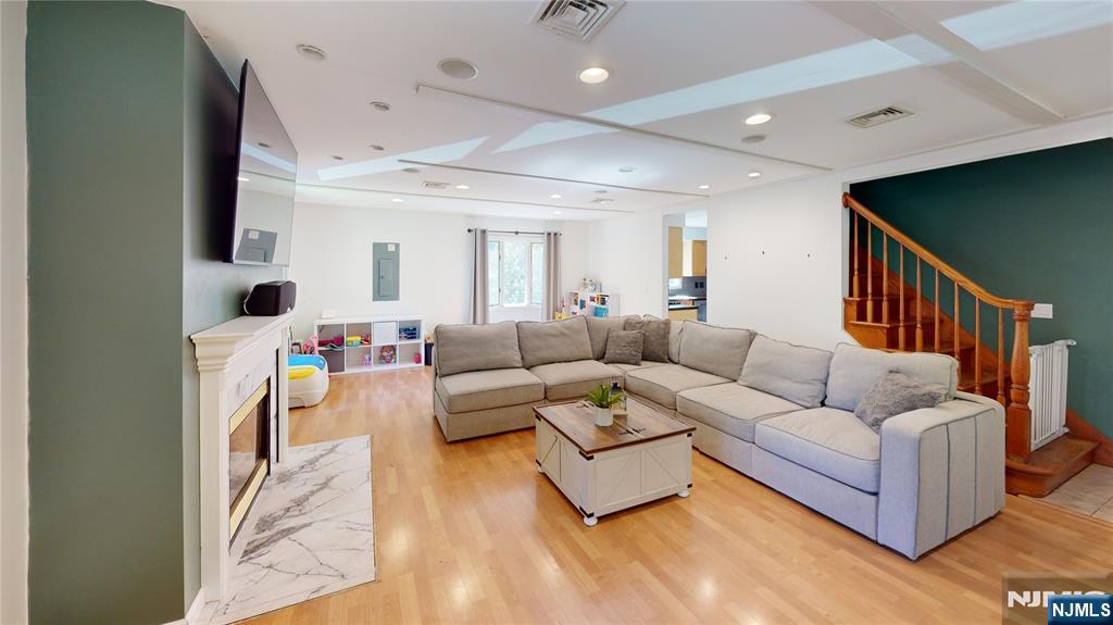 43 Riverside Drive