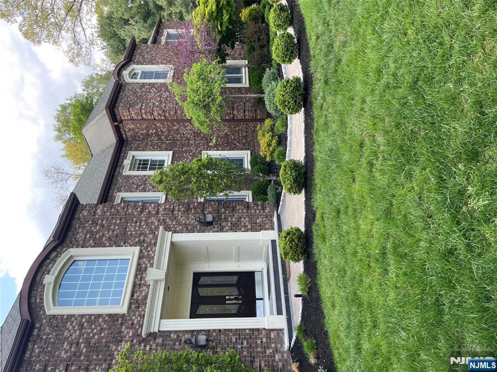 300 Skyridge Road, Franklin Lakes, New Jersey - 6 Bedrooms  
5 Bathrooms  
10 Rooms - 