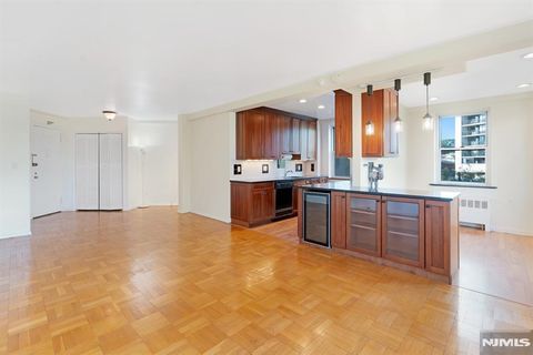 Photo of 1450 Palisade Ave #3I, Fort Lee, NJ 07024 (MLS # 25036647)