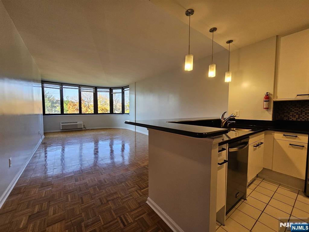 Rental Property at 100 Carlyle 5Fs, Cliffside Park, New Jersey - Bedrooms: 1 
Bathrooms: 1 
Rooms: 4  - $3,000 MO.