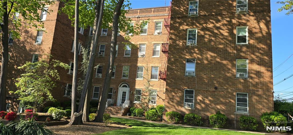 Rental Property at 250 Broad Ave 2D, Leonia, New Jersey - Bedrooms: 1 
Bathrooms: 1 
Rooms: 3  - $2,000 MO.