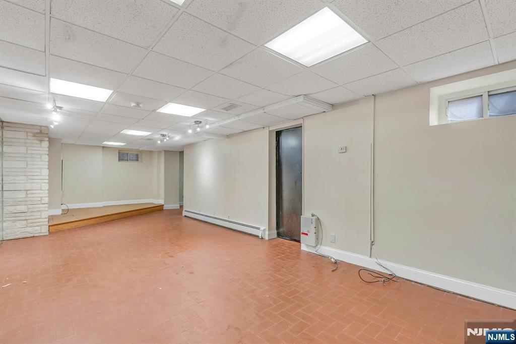 574 Anderson Avenue Side Suite Entr