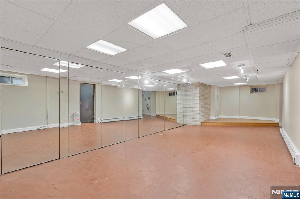 574 Anderson Avenue Side Suite Entr
