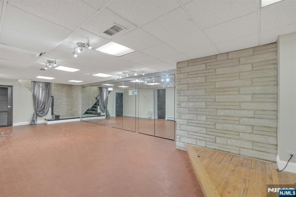 574 Anderson Avenue Side Suite Entr