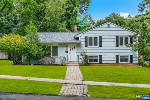 Photo of 11 Lockwood LN, Closter, NJ 07624 (MLS # 26028669)