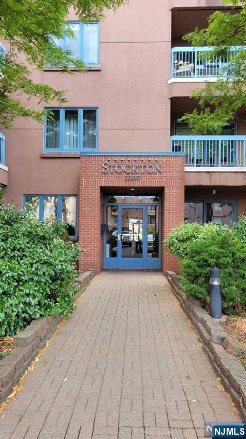 Photo of 302 Stockton Ct, Edgewater, NJ 07020 (MLS # 26011489)