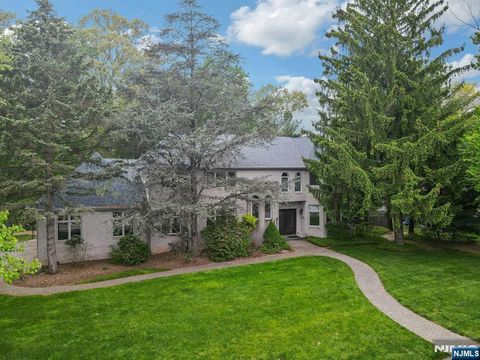 Photo of 10 Parker Place, Old Tappan, NJ 07675 (MLS # 26016971)