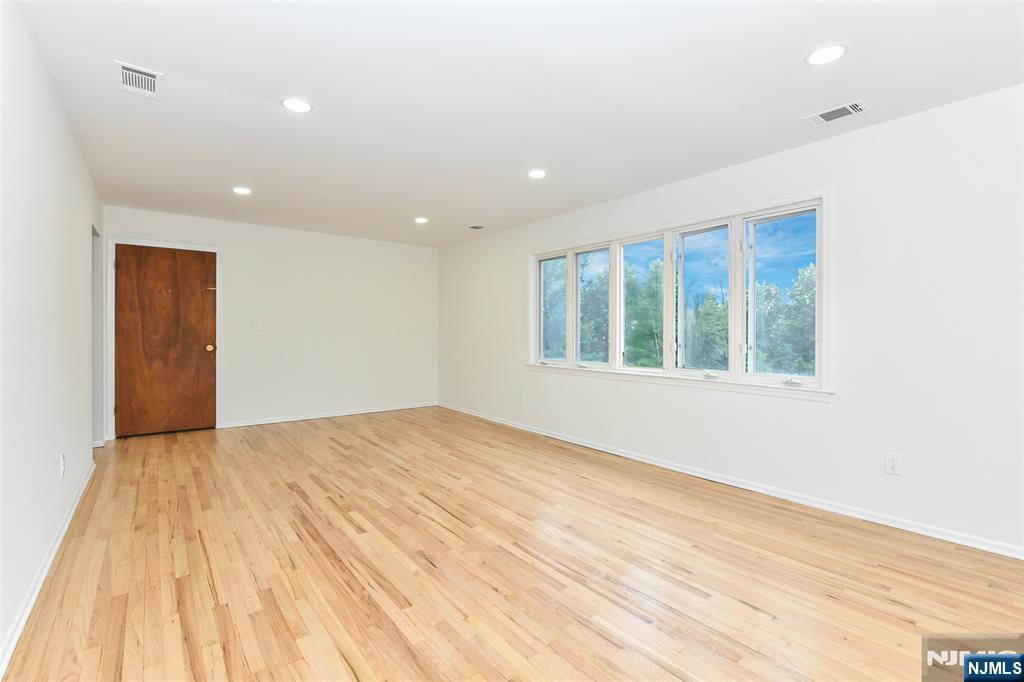 Rental Property at 85 Garden Dr 2, Elmwood Park, New Jersey - Bedrooms: 3 
Bathrooms: 1 
Rooms: 7  - $2,875 MO.