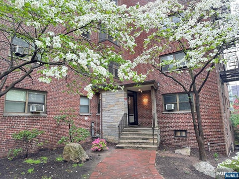 Photo of 500 Linwood Dr #2G, Fort Lee, NJ 07024 (MLS # 26034530)