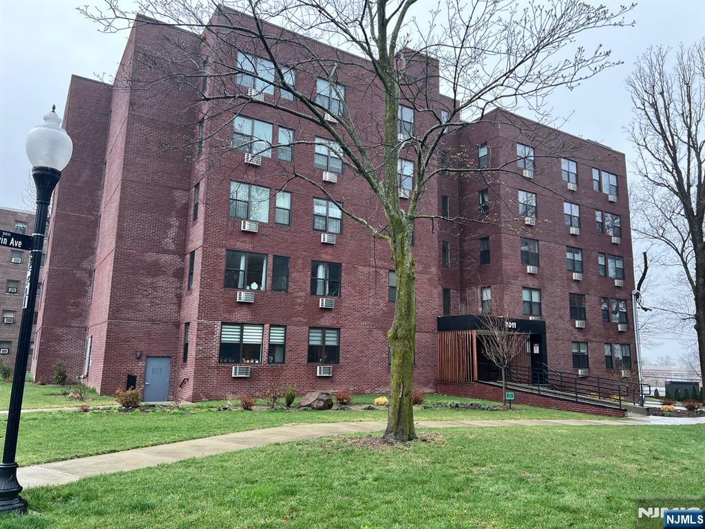 3011 Edwin Ave 1G, Fort Lee, New Jersey - 1 Bedrooms  
1 Bathrooms  
4 Rooms - 
