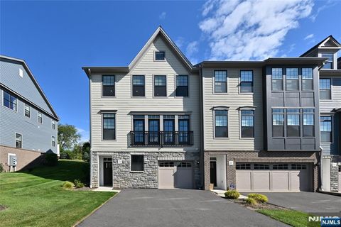 Photo of 31 Hearthstone, Upper Saddle River, NJ 07458 (MLS # 25026997)