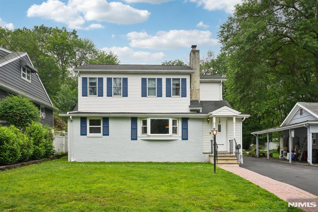 4 Lenape Trail, Wayne, New Jersey - 4 Bedrooms  
2 Bathrooms  
10 Rooms - 