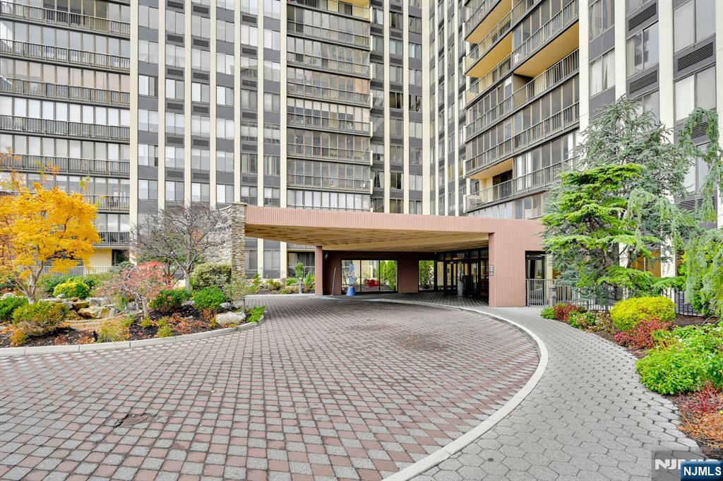 300 Winston Drive C1601