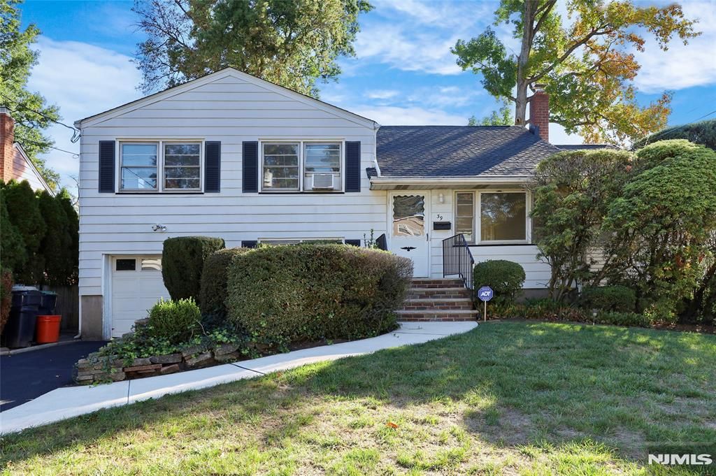 Photo of 39 Birch Avenue, Bergenfield, NJ 07621 (MLS # 25037404)