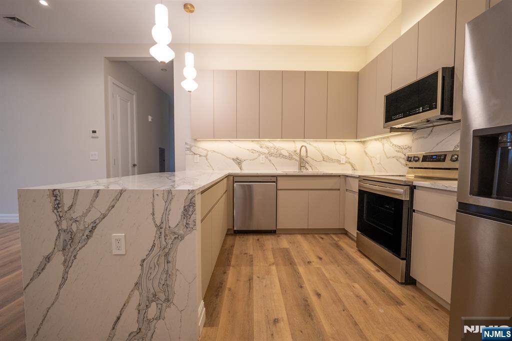Rental Property at 1722 Springfield Ave 207, Maplewood, New Jersey - Bedrooms: 2 
Bathrooms: 2 
Rooms: 5  - $3,900 MO.