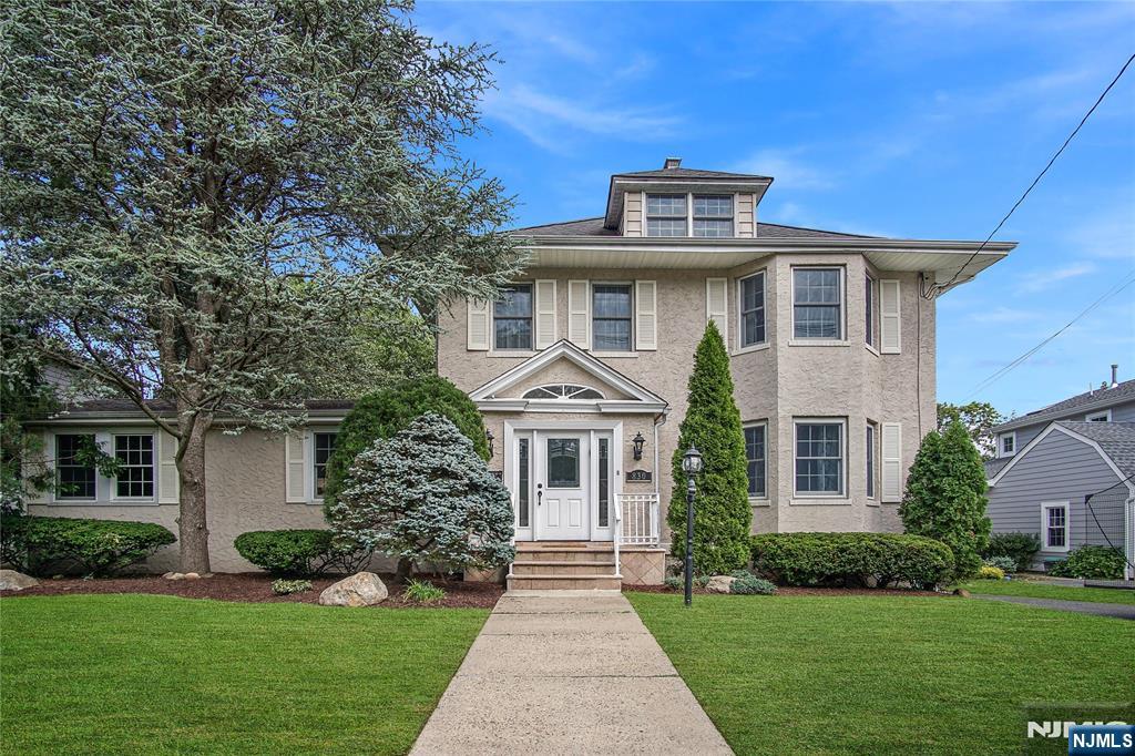 830 Summit Avenue, River Edge, New Jersey - 5 Bedrooms  
4 Bathrooms  
10 Rooms - 