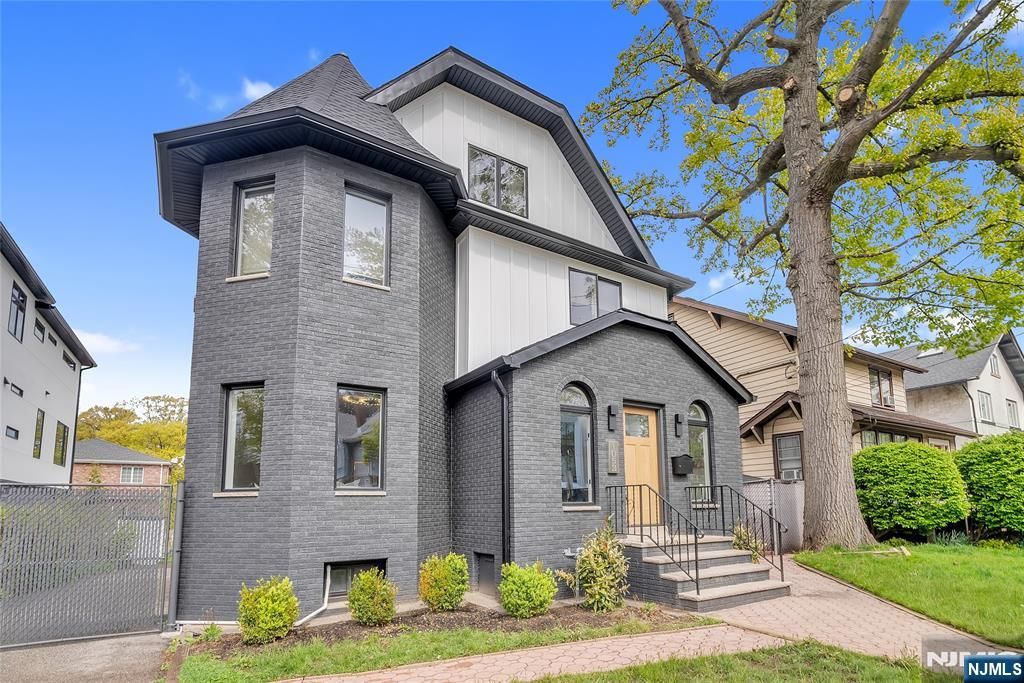 Photo of 1053 Anderson Avenue, Fort Lee, NJ 07024 (MLS # 26015737)